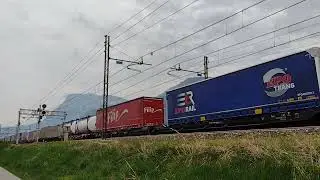 Treno merci intermodale con Vectron TX logistic in transito