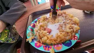 FUNNEL CAKE WITH STRAWBERRIES - EATING FUNNEL CAKE AT MAGIC KINGDOM - DISNEY WORLD PARKS ORLANDO