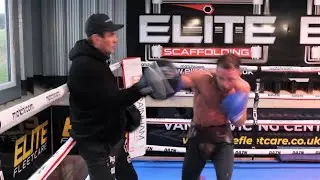 BANG! - FELIX CASH WALLOPS THE PADS WITH TONY SIMS IN PREPARATION FOR FEBRUARY 12TH AT ALLY PALLY