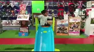 Kiara explores Hamleys Dubai Mall