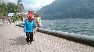 Take a walk around the nest of the lake Sarangan