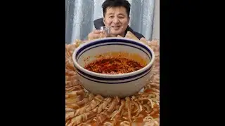 50元买了10斤猪皮，做成猪皮冻，Q弹筋道，沾点料汁吃真爽 50元买了10斤猪皮，做成猪皮冻，Q弹筋道，沾点料汁吃真爽