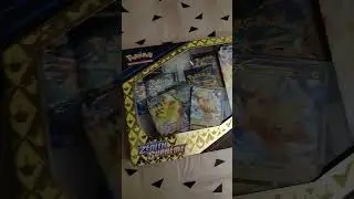 Coffret Pikachu Vmax Zenith supr&ecirc;me. Du beau dedans ? #shorts #pikachu