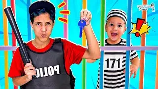 Henrique finge brincar de Policial e prende o bebê Heitor
