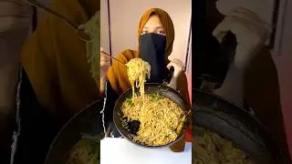 Chilli garlic noodles #hijab #food #cook #recipe #cooking #noodles #hijabi #challenge
