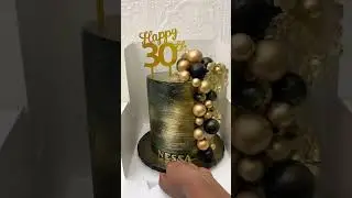 Such a beautiful Black & gold cake 👌 #shortsfeed #cakedecorating #cake #whippedcream