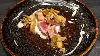 Max Mariola prepara filetto di tonno con fonduta di pecorino e carciofi