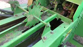 K&ouml;p Sm&aring;balspress John Deere 332 med balkastare p&aring; Klaravik