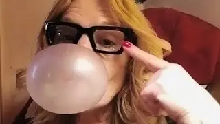 Вертикальное видео ко Дню международной жевательной резинки