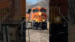 BNSF COAL TRAIN COMES IN HOT BOUNCING ON THE TRACKS THRU CROSSING! #bnsfrailway #bnsf #trains