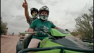 Mercedes lleva a Roberto Leal en quad por el desierto - Nos vamos de madre