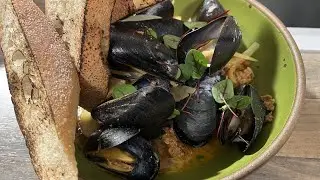 This recipe for one-pan mussels can be ready to eat in just a few minutes
