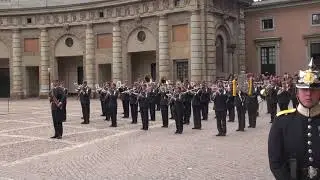 Del 4 av 5 för vaktparaden/högvaktsavlösningen. Stockholms slott/borggården del 1