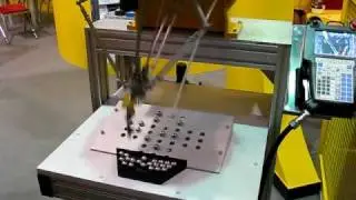 Robot grający w samotnika podczas targ&oacute;w Automaticon 2010