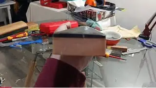Bajo eléctrico con mástil torcido hacia un lado