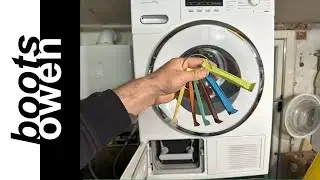 Using fin combs to clean a heat pump tumble dryer