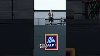 Льюис Капальди исполняет новый сингл на крыше магазина Aldi в Ноттингеме