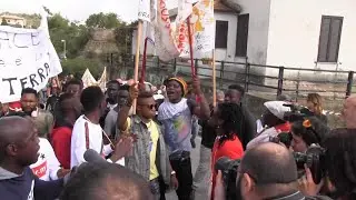 Manifestazione Riace, i migranti marciano per il sindaco Lucano: 