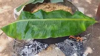 Lo mejor del mundo, Comida hecha en le&ntilde;a tapada con hojas de Pl&aacute;tanos