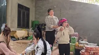 The girl went to the forest to find bamboo shoots and brought them to the village to sell 
