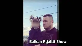 FILIP CAR NAPRAVIO ĆERKI LEONI NEODOLJIVU FRIZURU Obukao joj haljinu, a oko vrata stavio ogrlicu