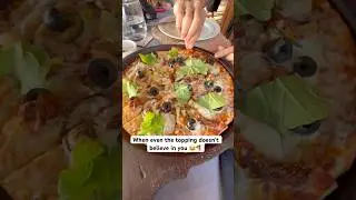 Поделись с тем другом, который каждый раз роняет еду😆🍕