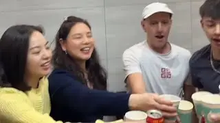 今天老妹邀请我们来她家吃饭，第一次尝到她的手艺简直出乎我的意料，都说现在中国女孩不会做饭，我们家的女孩是个个上的了厅堂下得了厨房#回国生活#跨国家庭