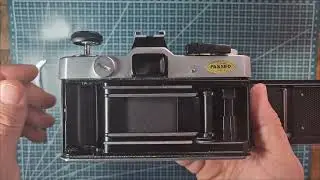 Trocando a veda&ccedil;&atilde;o de luz de uma c&acirc;mera 35mm. #photography  #filmisnotdead  #fotografiaanalogica