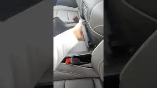 Ознакомьтесь с центральной консолью с электроприводом, доступной в комплектациях Yukon Tahoe и Su...