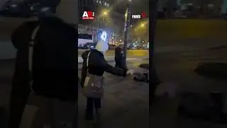 Fransa'nın başkenti Paris'te T&uuml;rkleri g&ouml;ren bir sokak sanat&ccedil;ısı, 