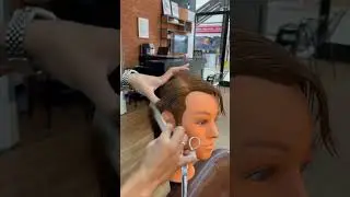 A divis&atilde;o correta do cabelo &eacute; essencial para garantir simetria e precis&atilde;o no corte.#barbershop #fy