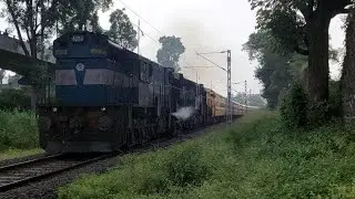 Extreme Chugging | Maharashtra Express with PUNE WDM3D TWINS Accelerating hard in rains
