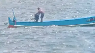 Fishing boat engine fails in the middle of the sea 