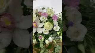 Свадебная композиция из живых цветов на стол молодоженов
