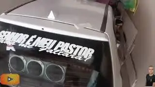 Colocando mais um adesivo no meu carro