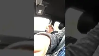 Taxi Fahrer singt