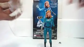 Marvel Legends Wallgreens exclusive Invisible Woman Review!
