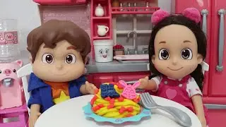 MARIA CLARA E JP COMENDO MACARR&Atilde;O DE MASSINHA COM TRENZINHO E COELINHO