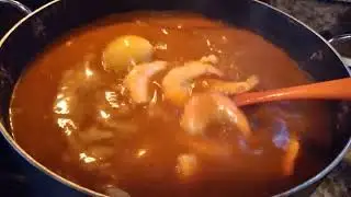 Preparando un sabroso pozole de camarones 