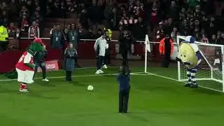 Gunnersaurus V Crusty The Pie Half Time Penalty Shootout (Arsenal V Wigan) 