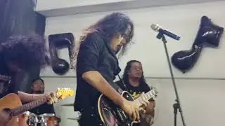 Lagu permintaan Pengunjung Best Bundle..Fantastic collaboration between Sentuhan And Muzza...