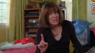The middle Frankie fights with her sister on thanksgiving scene