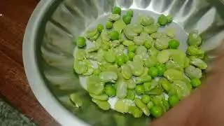 Ensalada de habas, arvejas y papas al horno  bien condimentadas 