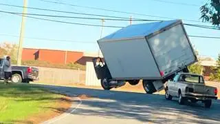 Лучшие неудачные попытки с грузовиками, которые закончились УЖАСНО 🚛😬