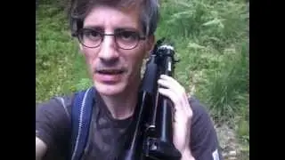 Manfrotto 055XPROB mit dem Kamerastativ im Wald unterwegs