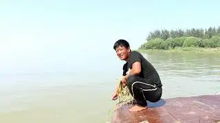 Сегодня рано утром мы с женой закинули сеть, и мы поймали кучу крупных карпов и мандаринов! Этот ...