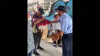 Oficial compasivo da ropa limpia a persona sin hogar #shorts #short #espa&ntilde;ol