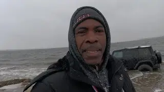 Подледная рыбалка после снегопада, и это привлекло мое внимание.