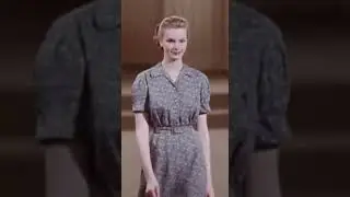 Показ мод в стиле винтажного салона универмага 1940-х годов (пародия)