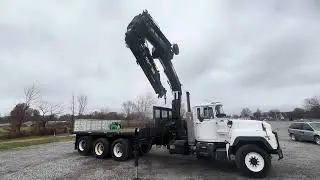 Грузовик Mack RD690S 1995 года с краном Hiab и кузовом с 20-футовой решеткой